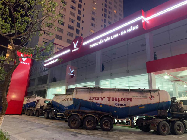 Người Đà Nẵng thuê container chắn trước khách sạn, cửa hàng để đề phòng sức tàn phá khủng khiếp của bão số 9 - Ảnh 3.