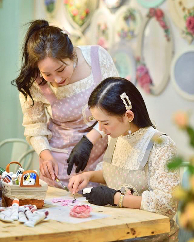 Nghệ sĩ Giáp Vân Khanh lan tỏa tình yêu với điêu khắc tới giới trẻ Việt: Khi vụn gỗ vô tri trở nên biết nói và lôi cuốn mọi ánh nhìn - Ảnh 2.