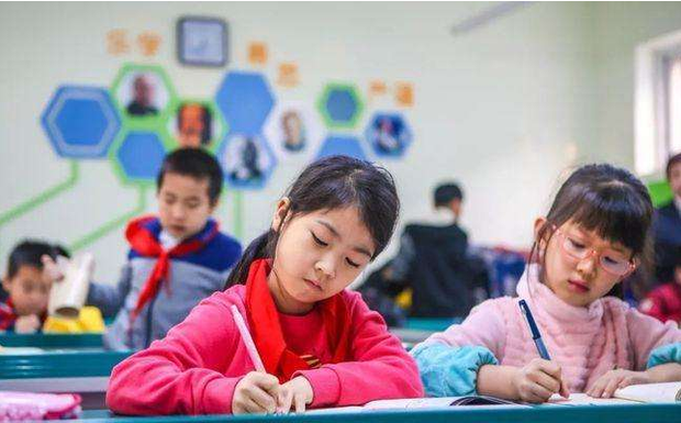 Bài toán tiểu học 3600 chia 9 bằng 400 bị giáo viên gạch sai, phụ huynh tức tối tìm giáo viên, nghe giải thích mới thấy hợp lý không cãi đi đâu được - Ảnh 2.