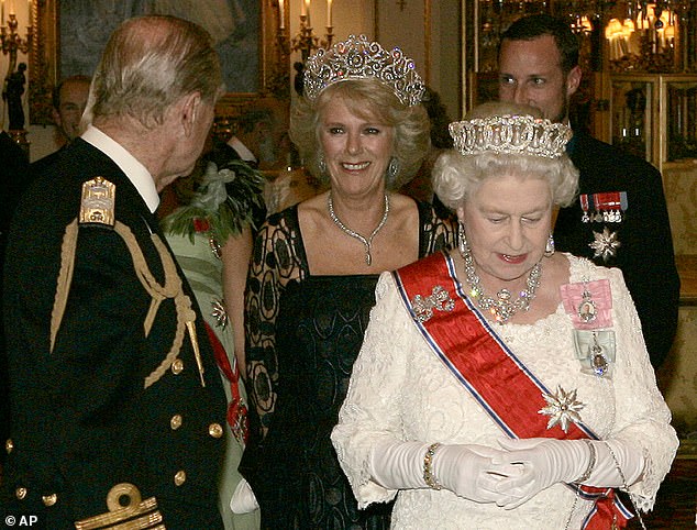 Quan hệ tốt đẹp của Hoàng tế Philip và các nàng dâu: Công nương Diana nhận sự đối đãi đặc biệt nhưng vẫn chưa phải là người được yêu quý nhất - Ảnh 10.
