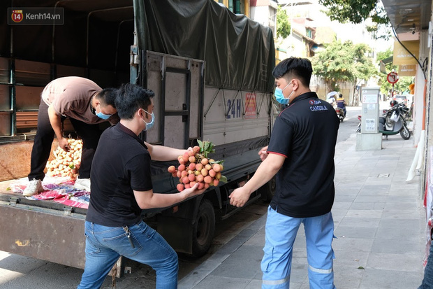 Bác sĩ bị vợ cách ly vì về Bắc Giang gom hàng trăm tấn vải mang xuống Hà Nội bán giúp bà con - Ảnh 2.