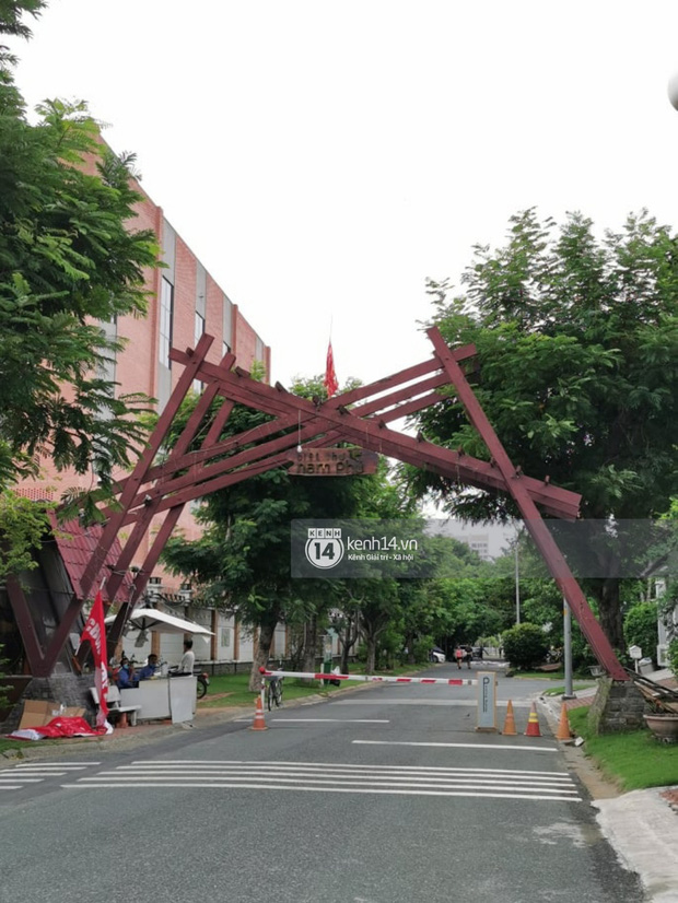 Trực tiếp thăm biệt thự của Thuỷ Tiên giữa ồn ào: Đã đập đi hoàn toàn để xây mới, công trình che kín, thông tin chủ đầu tư gây chú ý - Ảnh 9.