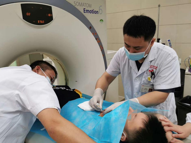 Ăn mì cay như cơm bữa trong 2 năm, cậu bé 12 tuổi bị sưng dạ dày, phát triển khối u to bằng quả trứng - Ảnh 1.