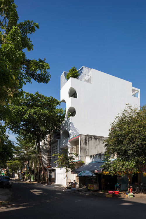 Ngôi nhà cắt khoét siêu art chiếm spotlight cả khu phố: Design bên trong xịn không kém, sân thượng chill như quán cafe - Ảnh 1.