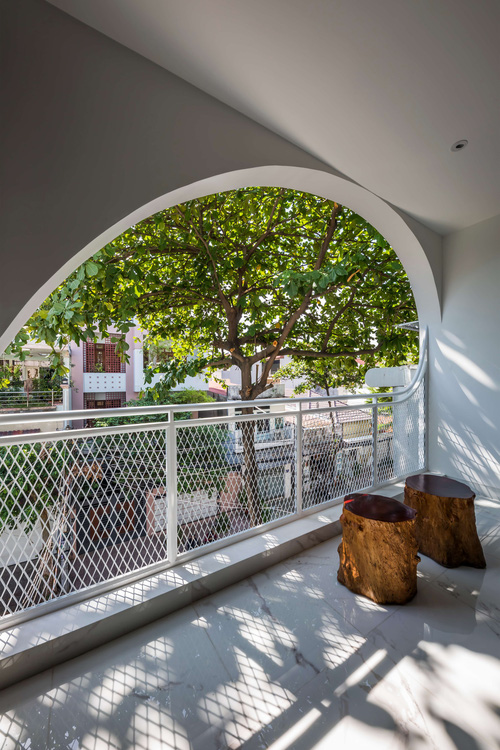 Ngôi nhà cắt khoét siêu art chiếm spotlight cả khu phố: Design bên trong xịn không kém, sân thượng chill như quán cafe - Ảnh 6.