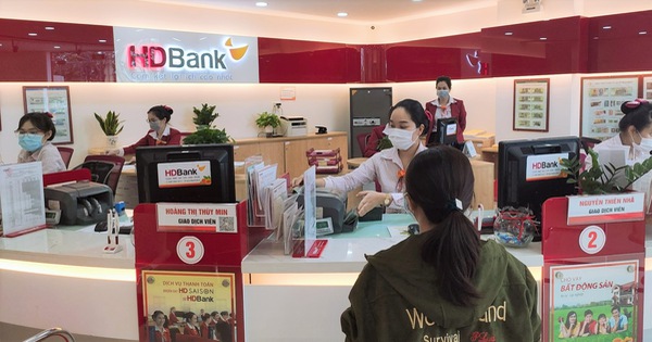 Nhiều ngân hàng tại Tp. Hồ Chí Minh thực hiện 3 tại chỗ - Ảnh 1.