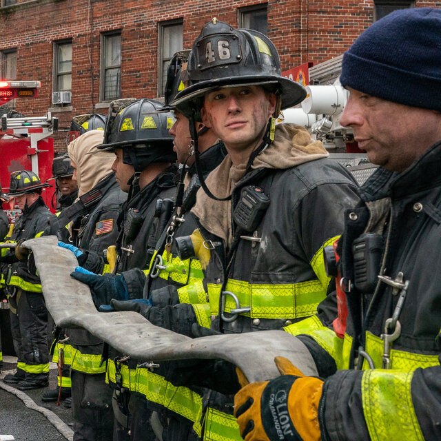 Cháy chung cư lớn nhất lịch sử New York, ít nhất 19 người thiệt mạng, 60 người bị thương - Ảnh 2.