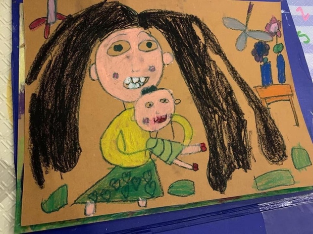 Giật mình xỉu ngang với các bức tranh trẻ con vẽ tặng mẹ nhân ngày 20/10 - Ảnh 1.