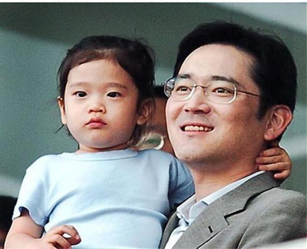 Hai người con của Chủ tịch Samsung: Con gái càng lớn nhan sắc càng gây sốt, ái nữ Samsung nhưng thích dùng iPhone, con trai kín tiếng chưa chắc chân người kế vị như lời đồn - Ảnh 2.