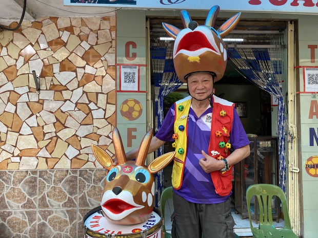 Gặp cổ động viên số 1 Việt Nam 20 năm làm mũ linh vật SEA Games: Tôi đi dọc bờ hồ Hoàn Kiếm đến sân Hàng Đẫy, ai cũng ngước nhìn - Ảnh 3.