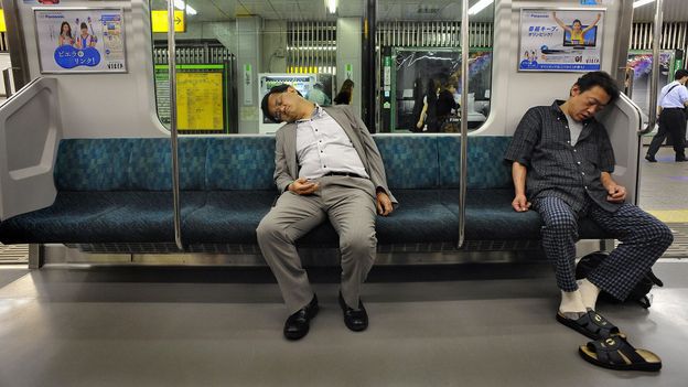 Khổ như nhân viên Nhật: Ngủ trưa ở văn phòng thì được, nhưng không thích nằm trên sàn thì phải đứng? - Ảnh 2.