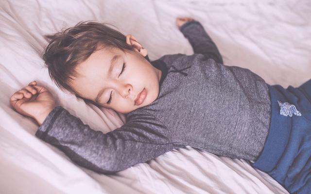 Trẻ ngủ sớm và trẻ ngủ muộn có sự khác biệt rõ ràng khi lớn lên: Không chỉ thấp còi mà còn giảm IQ đáng kể, bố mẹ cần lưu ý - Ảnh 2.