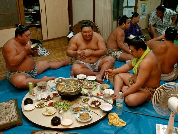 Kỷ luật thép tạo nên võ sĩ Sumo 270kg: Ăn gấp 4 lần người thường, ngủ phải dùng bình oxy - Ảnh 3.