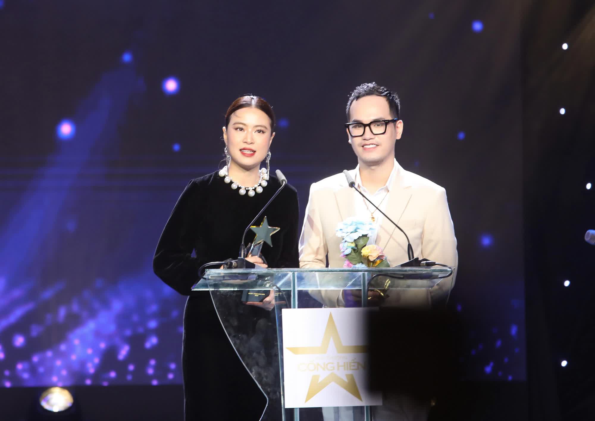 Hoàng Thùy Linh ngập ngừng khi nhắc đến Đen Vâu, gọi đàng trai là 'bạn Đen' trên sân khấu nhận giải - Ảnh 7.