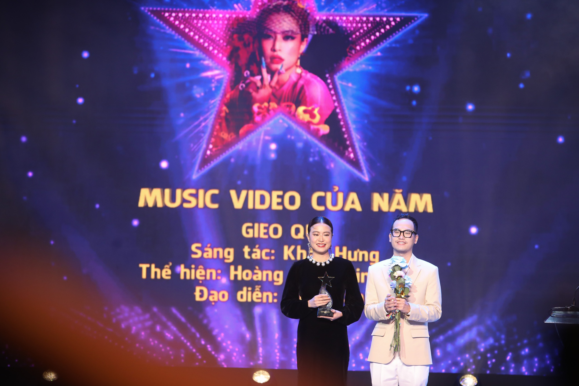 Hoàng Thùy Linh ngập ngừng khi nhắc đến Đen Vâu, gọi đàng trai là 'bạn Đen' trên sân khấu nhận giải - Ảnh 6.