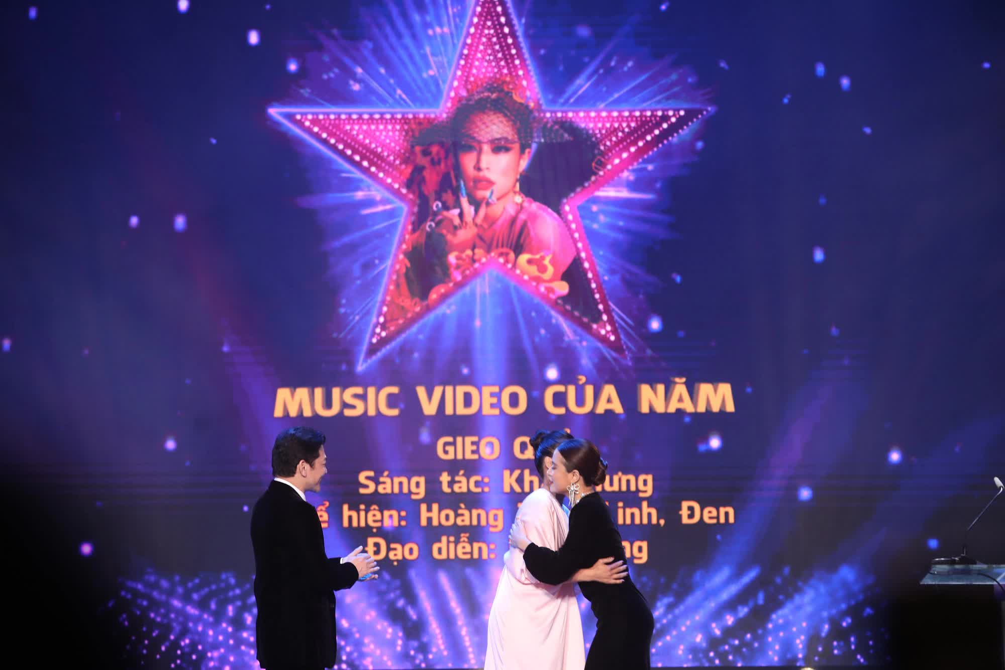 Hoàng Thùy Linh ngập ngừng khi nhắc đến Đen Vâu, gọi đàng trai là 'bạn Đen' trên sân khấu nhận giải - Ảnh 4.