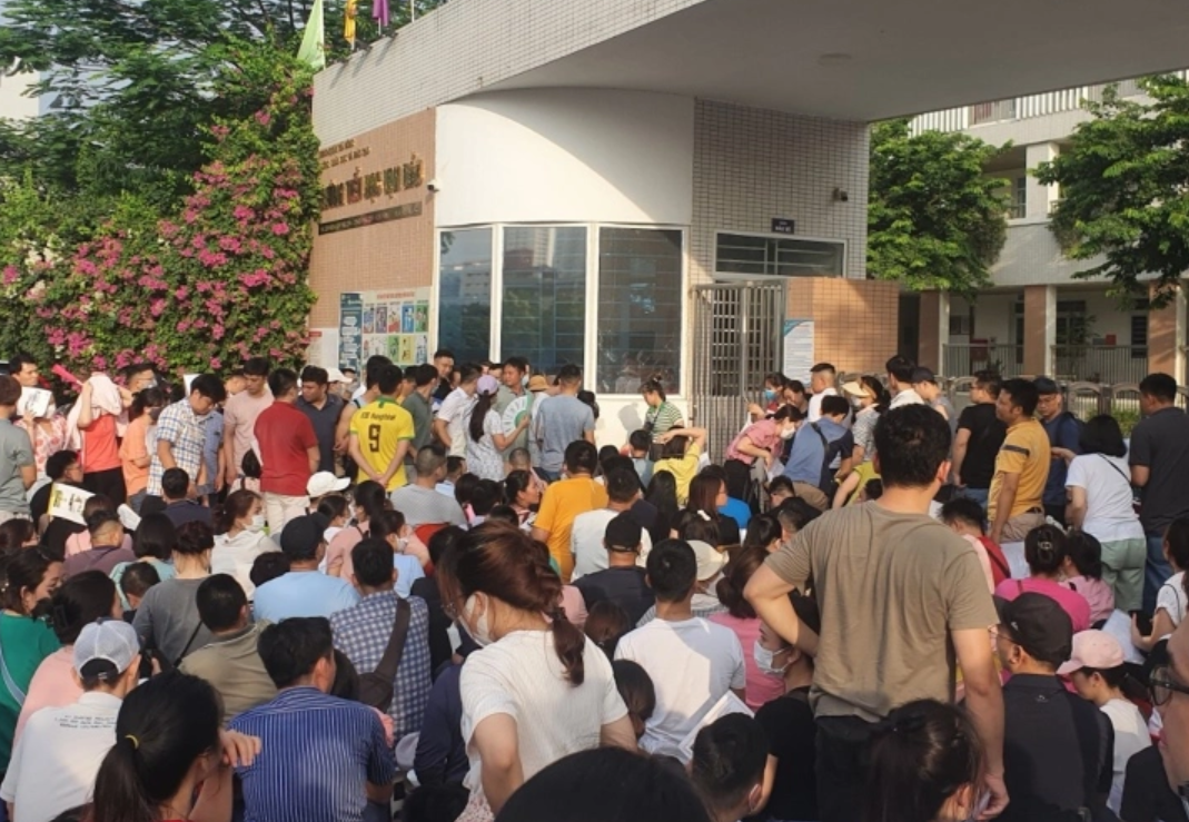 Điều gì khiến ngôi trường ở Hà Nội thu hút phụ huynh xếp hàng xuyên đêm nộp hồ sơ cho con - Ảnh 1.