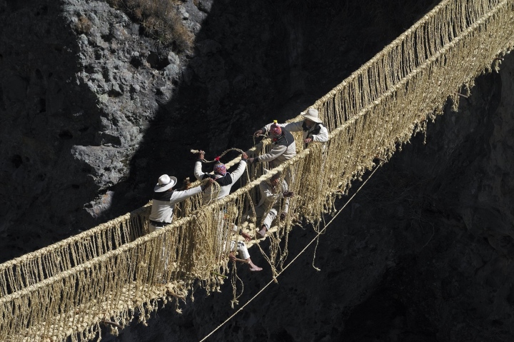 Cầu treo tết thủ công từ cỏ của người Peru thách thức sự gan dạ của du khách - Ảnh 4.