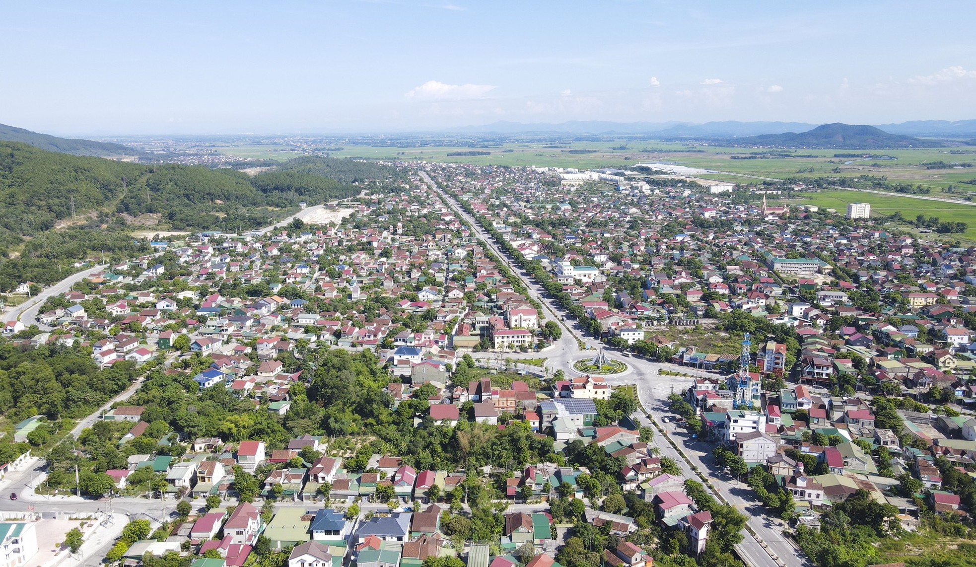 'Đất vàng' giữa trung tâm thành nơi... chăn bò, đổ rác - Ảnh 1.