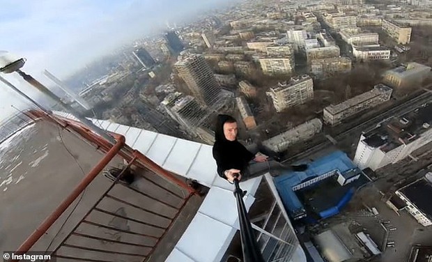 Chuyên sống ảo trên các tòa nhà chọc trời, chàng trai ra đi ở tuổi 30 khi leo lên tòa tháp ở Hong Kong - Ảnh 3.