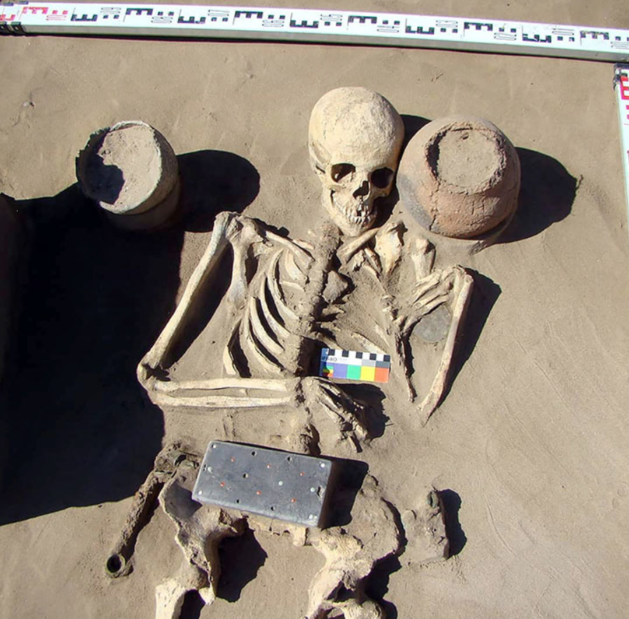 Khai quật mộ cổ gần 2.200 năm tuổi, chuyên gia bất ngờ tìm thấy "điện thoại iPhone" - Ảnh 3.