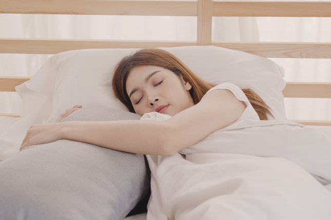 Những thói quen trước khi ngủ khiến giảm tuổi thọ, mắc thêm nhiều bệnh, bỏ nhanh còn kịp - Ảnh 2.