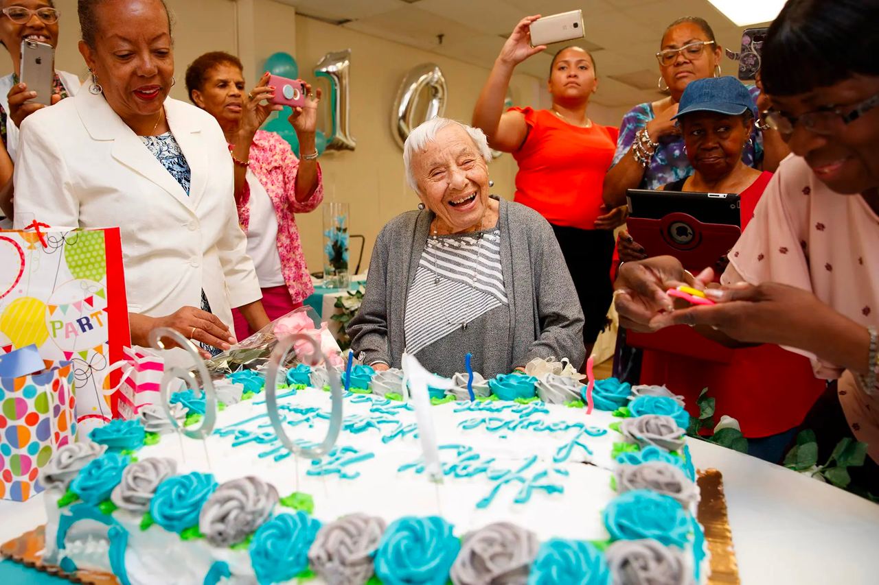 Được hỏi bí kíp sống lâu, cụ bà 107 tuổi bật mí: "Không đồ ngọt, không nước soda và không lấy chồng" - Ảnh 1.