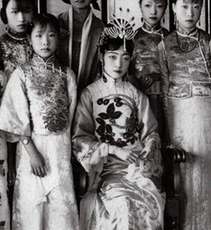Số phận bi thảm của Hoàng hậu cuối cùng trong lịch sử Trung Hoa: Bị Hoàng đế lạnh nhạt, giây phút cuối đời trải qua trong ngục tù - Ảnh 1.