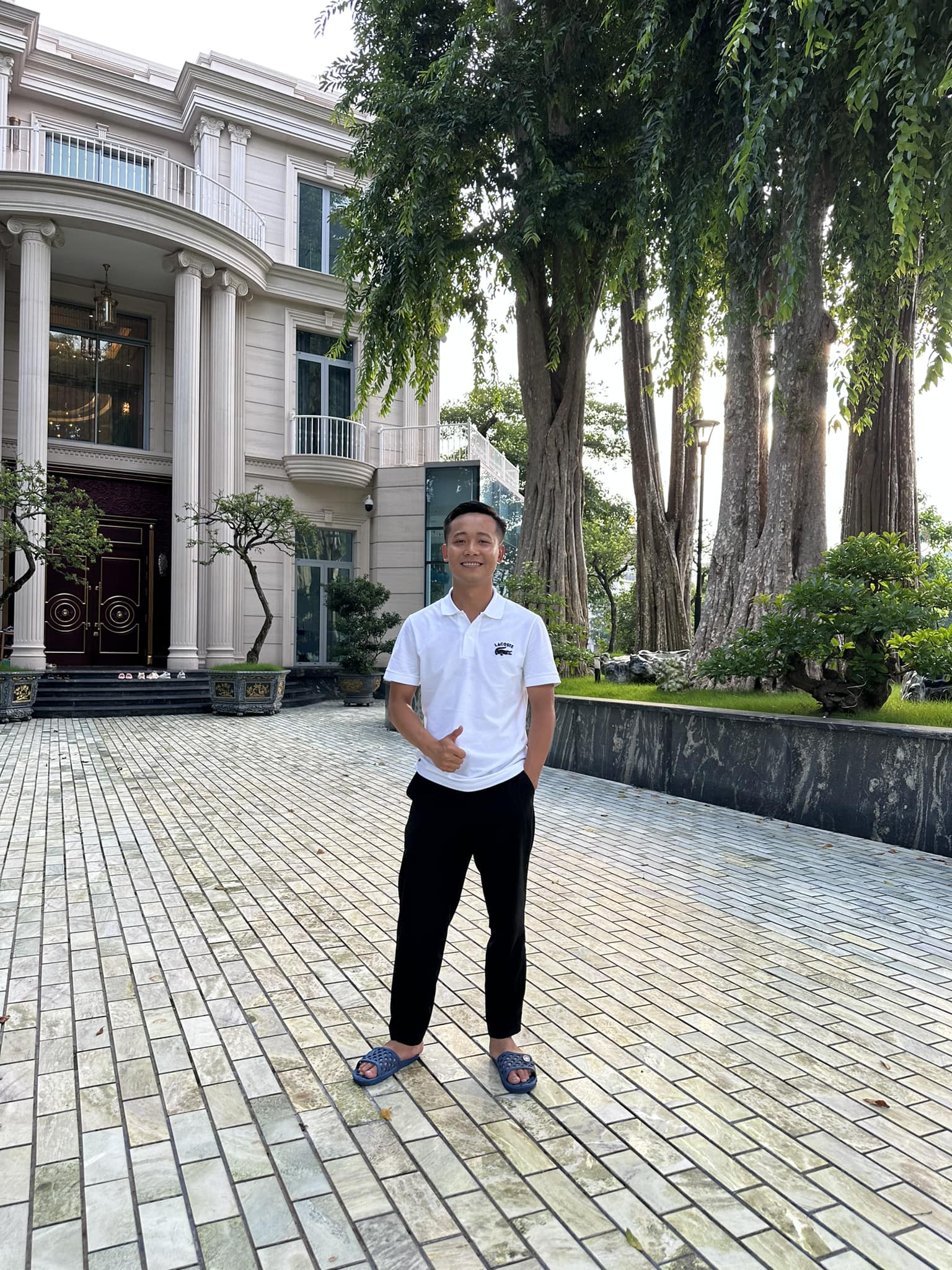 Quang Linh Vlog khoe chốt căn biệt thự nguy nga, dân tình đoán khối tài sản khổng lồ ở tuổi 26 - Ảnh 1.