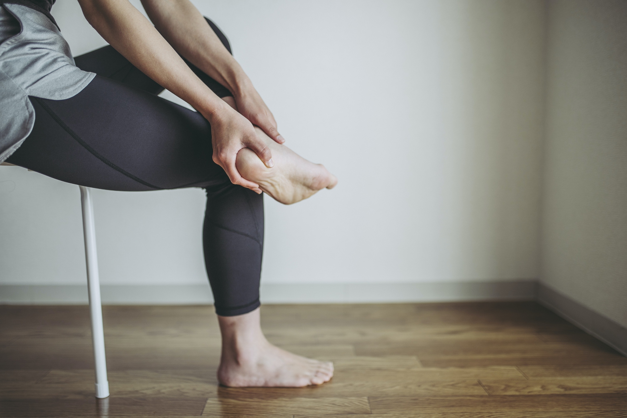 Cách để giảm đau chân khi viêm khớp dạng thấp vào mùa - Ảnh 1.