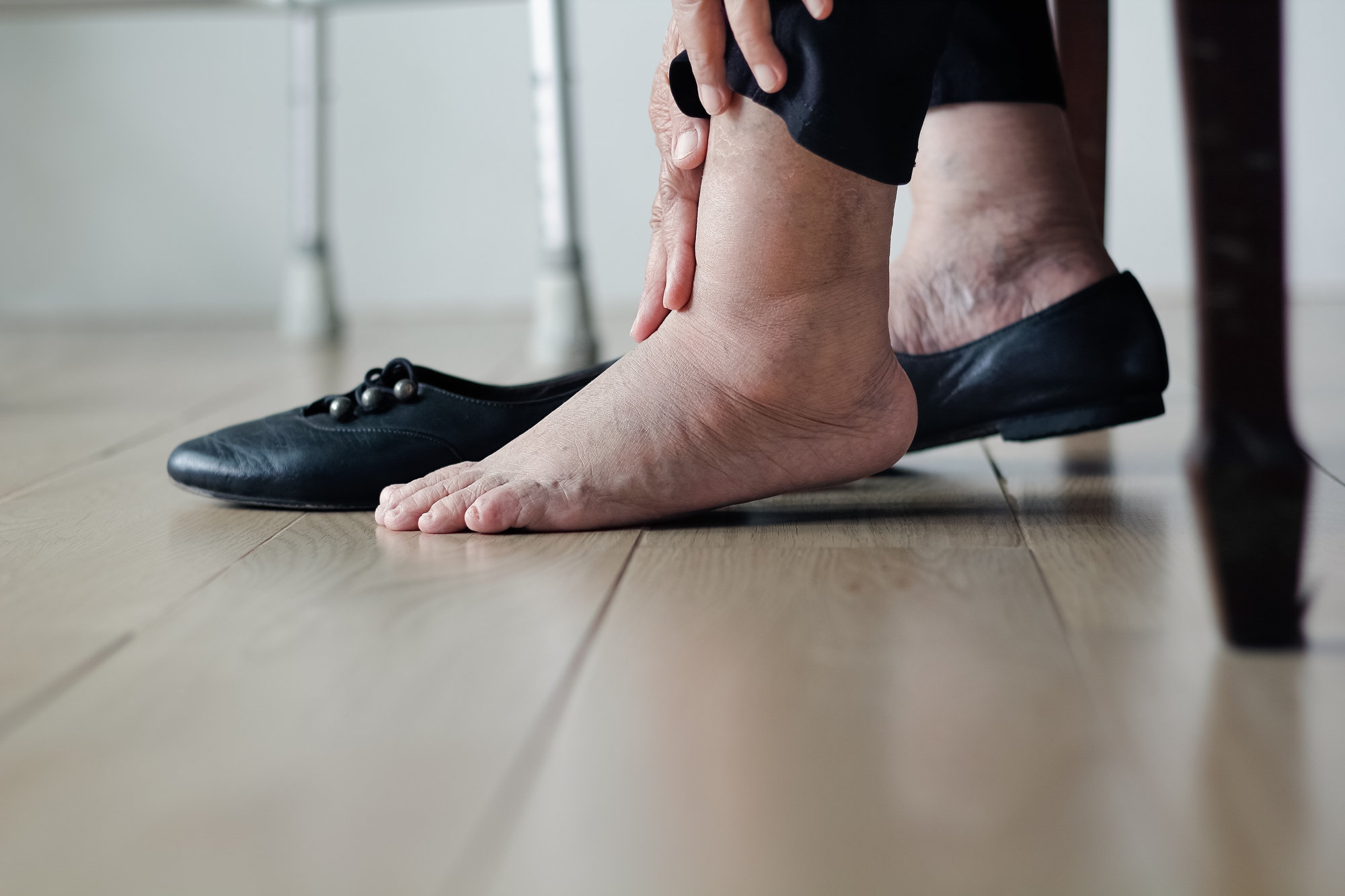 Cách để giảm đau chân khi viêm khớp dạng thấp vào mùa - Ảnh 4.