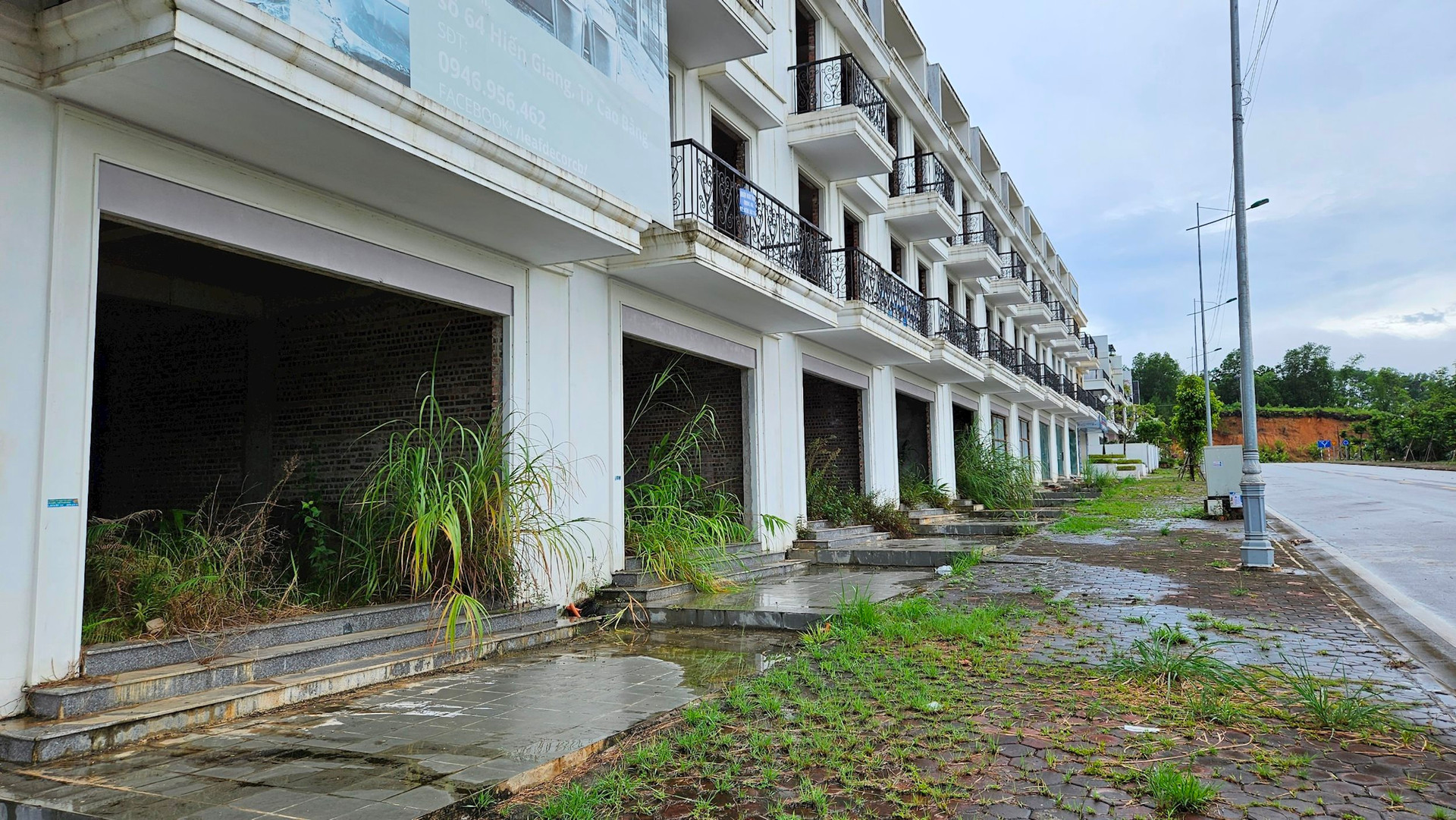 Cận cảnh dãy shophouse bạc tỷ ở thành phố Cao Bằng, cắt lỗ nửa tỷ khó tìm người mua - Ảnh 6.