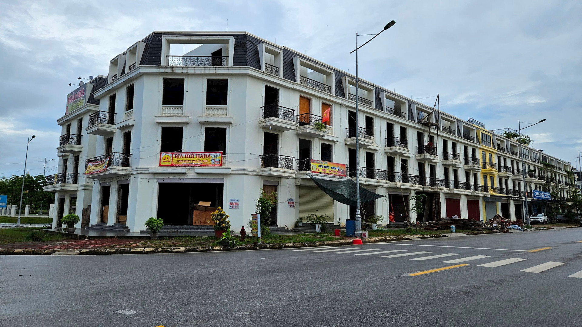Cận cảnh dãy shophouse bạc tỷ ở thành phố Cao Bằng, cắt lỗ nửa tỷ khó tìm người mua - Ảnh 2.