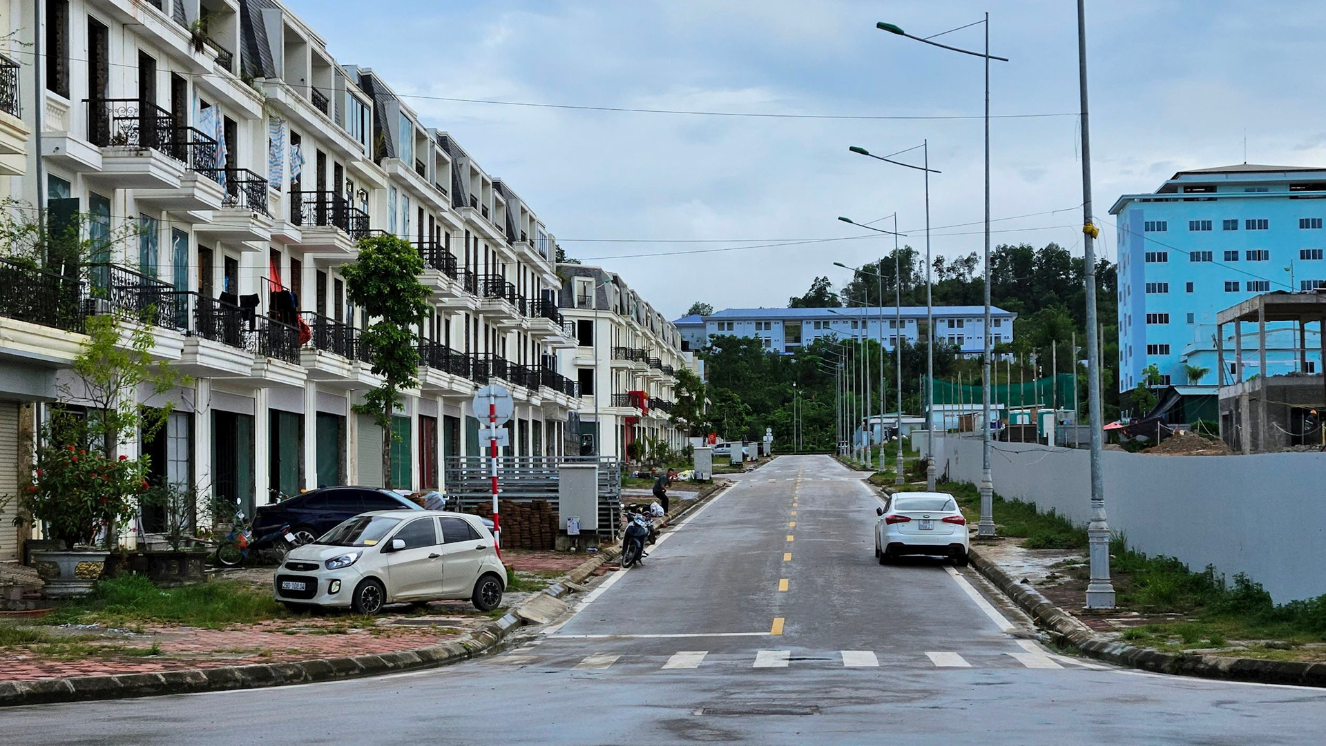 Cận cảnh dãy shophouse bạc tỷ ở thành phố Cao Bằng, cắt lỗ nửa tỷ khó tìm người mua - Ảnh 12.