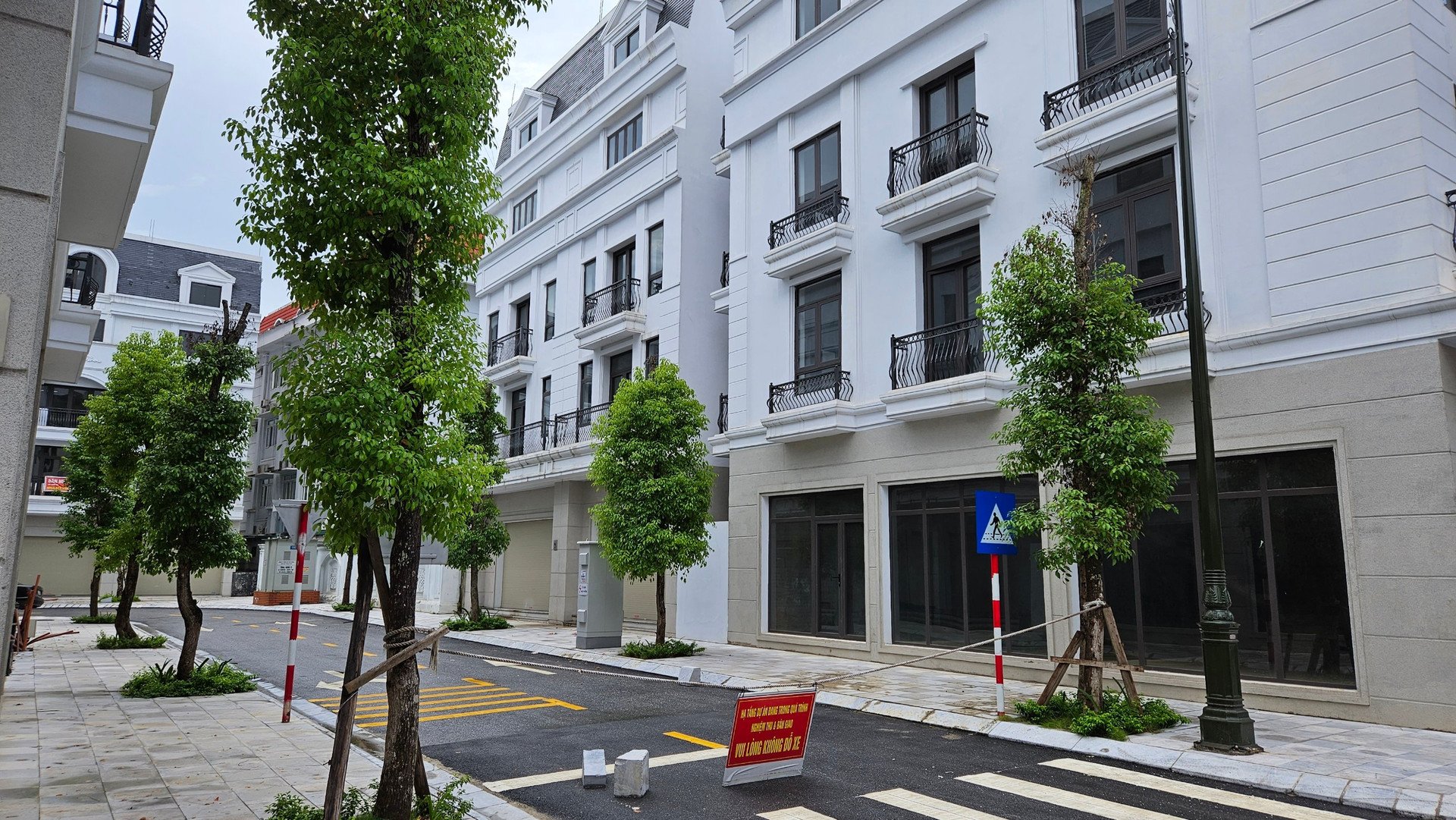 Cận cảnh dãy shophouse bạc tỷ ở thành phố Cao Bằng, cắt lỗ nửa tỷ khó tìm người mua - Ảnh 9.