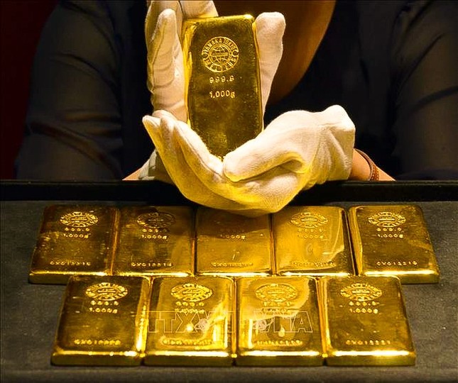 Vàng trong nước ‘một mình một chợ’, cao hơn thế giới 14 triệu đồng/lượng - Ảnh 1.