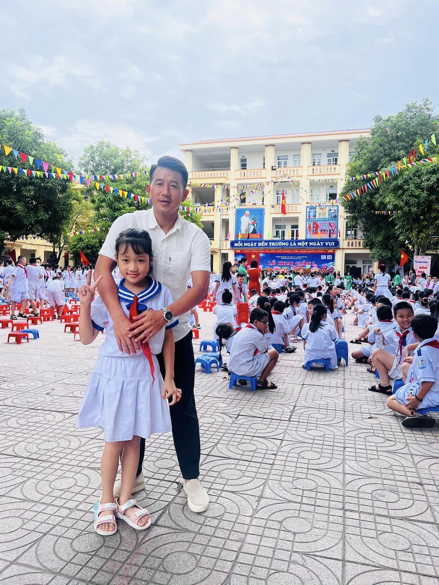 Tưng bừng ngày khai giảng năm học mới, hội cầu thủ hân hoan đưa con đến trường - Ảnh 5.