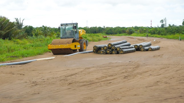 Phó Thủ tướng chỉ đạo ‘nóng’ về nguồn cát cho dự án giao thông trọng điểm - Ảnh 2.
