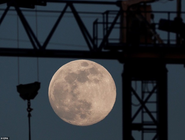 Loạt ảnh ấn tượng về siêu trăng cuối cùng của năm 2020 diễn ra vào đêm qua trên toàn thế giới - Ảnh 5.