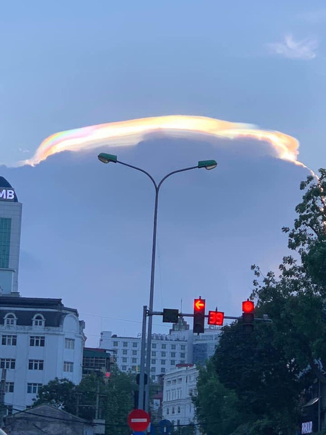 Hiếm hoi lắm mới xuất hiện tại Việt Nam, đây là hiện tượng nhật thực “vòng lửa” được dân mạng từ khắp nơi chụp lại được trong chiều nay - Ảnh 2.