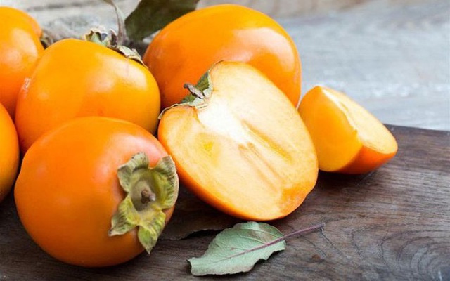 Bé gái 3 tuổi thủng dạ dày sau khi ăn hồng, cảnh báo một số loại trái cây mùa thu bố mẹ cần cẩn thận khi cho trẻ ăn - Ảnh 2.