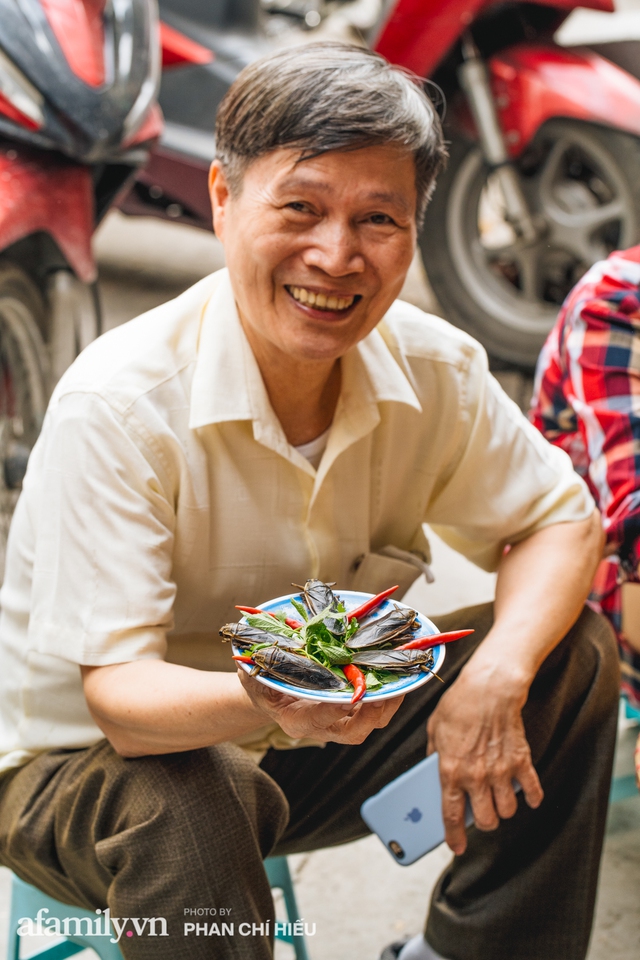 Bánh cuốn cà cuống: Món ăn tưởng đã thất truyền, nào ngờ vẫn được người phụ nữ 30 năm bán trên phố Nguyễn Khuyến gìn giữ, ai ăn thử một lần nghiện đến khó quên - Ảnh 12.