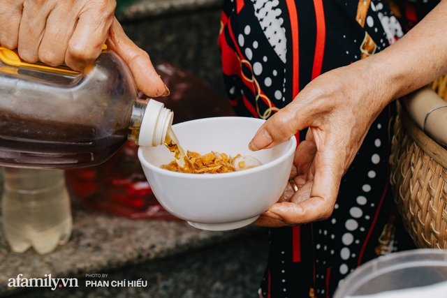 Bánh cuốn cà cuống: Món ăn tưởng đã thất truyền, nào ngờ vẫn được người phụ nữ 30 năm bán trên phố Nguyễn Khuyến gìn giữ, ai ăn thử một lần nghiện đến khó quên - Ảnh 15.
