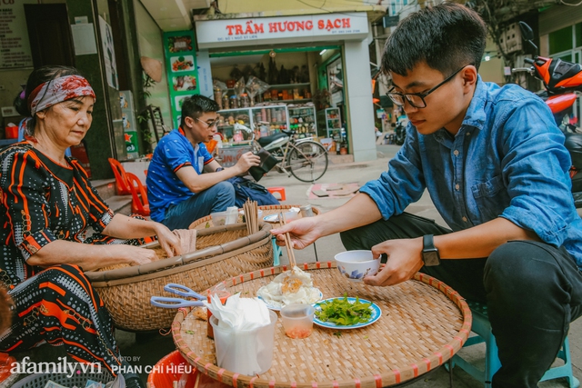 Bánh cuốn cà cuống: Món ăn tưởng đã thất truyền, nào ngờ vẫn được người phụ nữ 30 năm bán trên phố Nguyễn Khuyến gìn giữ, ai ăn thử một lần nghiện đến khó quên - Ảnh 17.