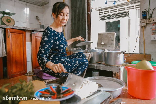 Bánh cuốn cà cuống: Món ăn tưởng đã thất truyền, nào ngờ vẫn được người phụ nữ 30 năm bán trên phố Nguyễn Khuyến gìn giữ, ai ăn thử một lần nghiện đến khó quên - Ảnh 4.