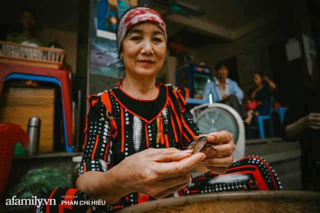 Bánh cuốn cà cuống: Món ăn tưởng đã thất truyền, nào ngờ vẫn được người phụ nữ 30 năm bán trên phố Nguyễn Khuyến gìn giữ, ai ăn thử một lần nghiện đến khó quên - Ảnh 8.