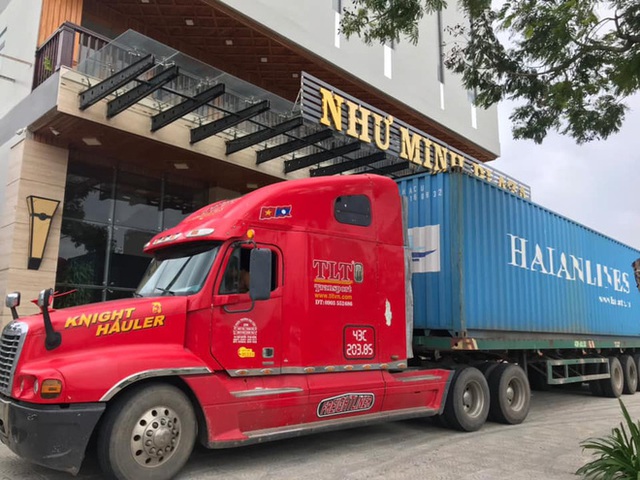 Người Đà Nẵng thuê container chắn trước khách sạn, cửa hàng để đề phòng sức tàn phá khủng khiếp của bão số 9 - Ảnh 4.