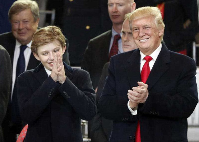 Những khoảnh khắc cười hiếm hoi gần đây nhất của Hoàng tử Nhà Trắng Barron Trump sau khi loạt hình ảnh buồn bã phủ sóng truyền thông - Ảnh 2.