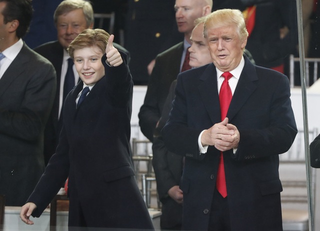 Những khoảnh khắc cười hiếm hoi gần đây nhất của Hoàng tử Nhà Trắng Barron Trump sau khi loạt hình ảnh buồn bã phủ sóng truyền thông - Ảnh 3.