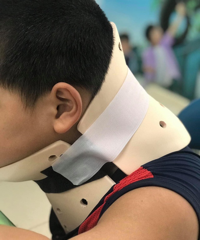 TP.HCM: Bắt chước trò chơi nhào lộn trên TikTok, bé trai 10 tuổi ngã vẹo cổ, đầu bị nghiêng sang một bên - Ảnh 2.